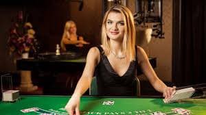 Pemain menyusun kartu Capsa Banting di studio dwptogel dengan dealer mengawasi
